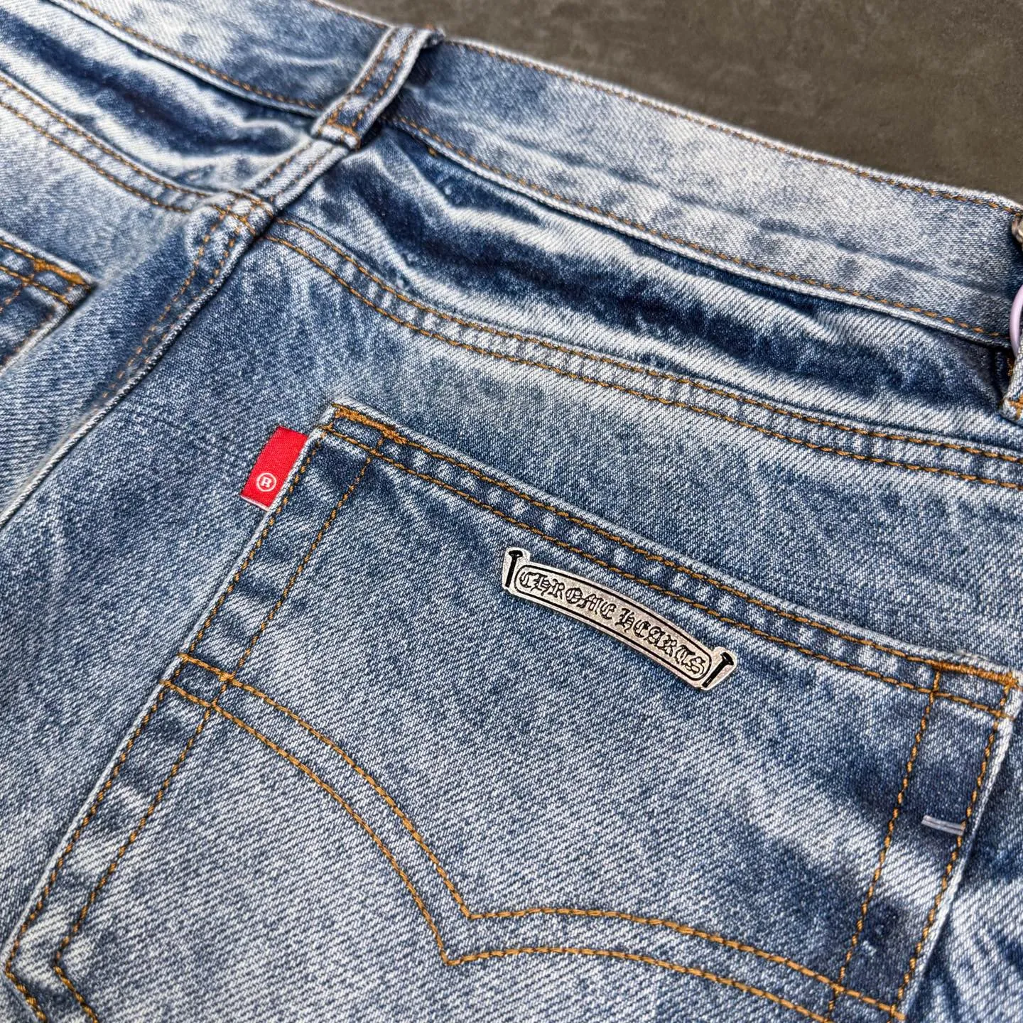 P270 Chrome Hearts CH Cross embroidered distressed jeans Top ceiling quality 100% version correct version is coming!  Believe me this must be the best quality you will ever come across! ! Excellent value for money! !  Styles with different washes and textures are very friendly to people with thin legs and thick legs. The straight version is very flattering to the shape of the legs. The moderate length is timeless and easy to match. It is the basis of various styles and a must-have in the wardrobe! ! Add a little stacking to easily control this year's popular clean fit fabric. The fabric is stiff but the upper body is soft without losing texture. The sides and cuffs of some styles have a bone-wash effect. It's really hard not to love it! The outfit effect is immediate! ✅Correctly customize the Croxin metal leather label on the back panel. It is not sold directly with the cross on the finished jeans. 1:1 copying strives for excellence and the details are perfectly grasped. ✅The cross leather label is clear and smooth. Exquisite turning top craftsmanship. ✅Buttons, zippers and hardware are all customized versions of the Croxin LOGO. ✅High-cost washing process. Size: 28 30 32 34 36 (5 sizes)